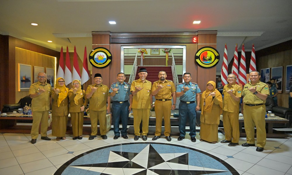 28 Gubernur Sumatera Barat (Sumbar) Mahyeldi Ansharullah, Wakil Gubernur Audy Joinaldy, Sekretaris Daerah Provinsi Hansastri, beserta sejumlah Kepala OPD di lingkup Pemprov Sumbar berkunjung untuk bersilaturrahim dengan sejumlah pejabat unsur Forkopimda Sumb